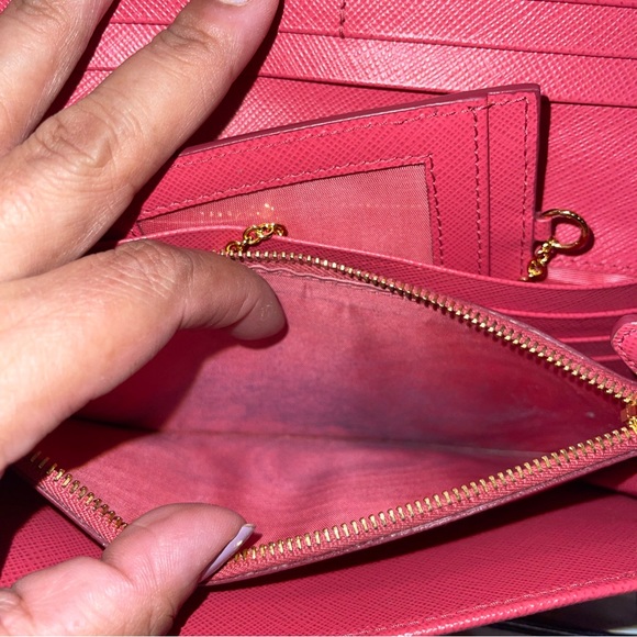 Prada Saffiano wallet 100% Authentic excellent condition comes with box - Picture 6 of 15